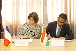 Signature des deux conventions de financement entre le Niger et la France : 43 milliards de FCFA d’aide budgétaire et un financement pour l’accès à l’électricité au Niger.